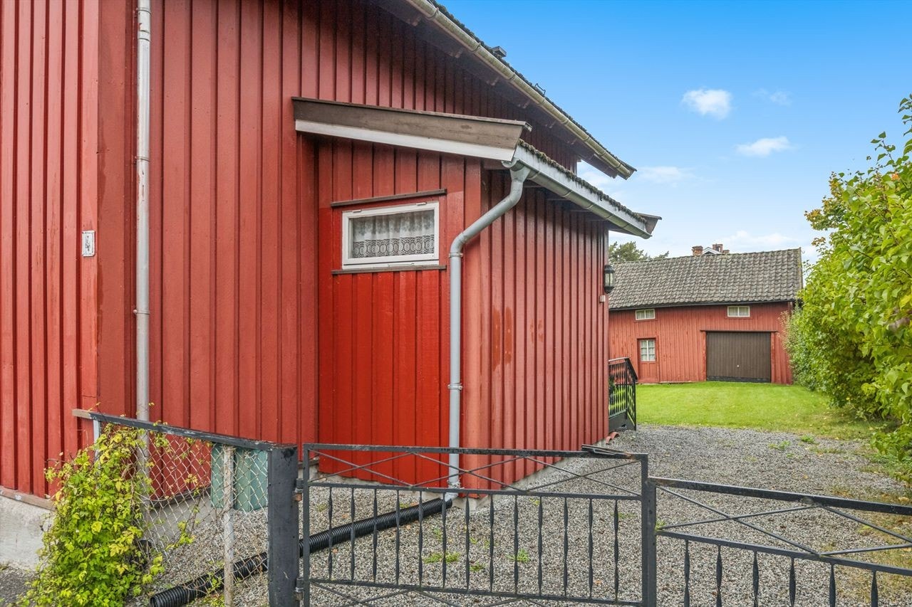 Innkjøring til eiendommen med plass til parkering foran garasjen. Galleribilde