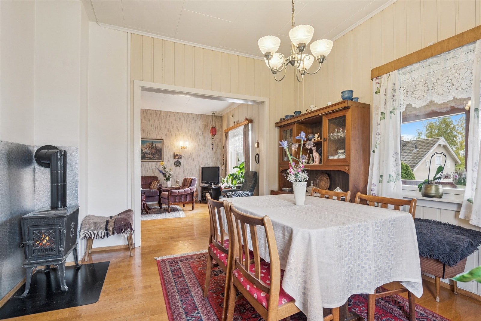 Spisestuen har god plass til et stort spisebord for hyggelige sammenkomster. Galleribilde