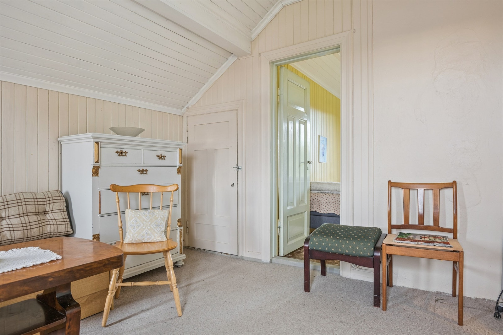 Døren fører inn til det andre soverommet, noe som gir fleksible bruksmuligheter. Galleribilde