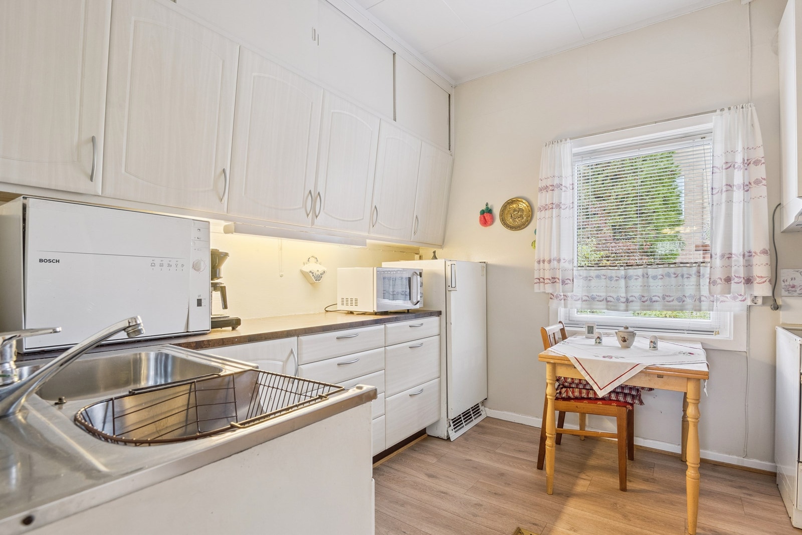 Her er det plass til en liten spiseplass ved vinduet. Galleribilde