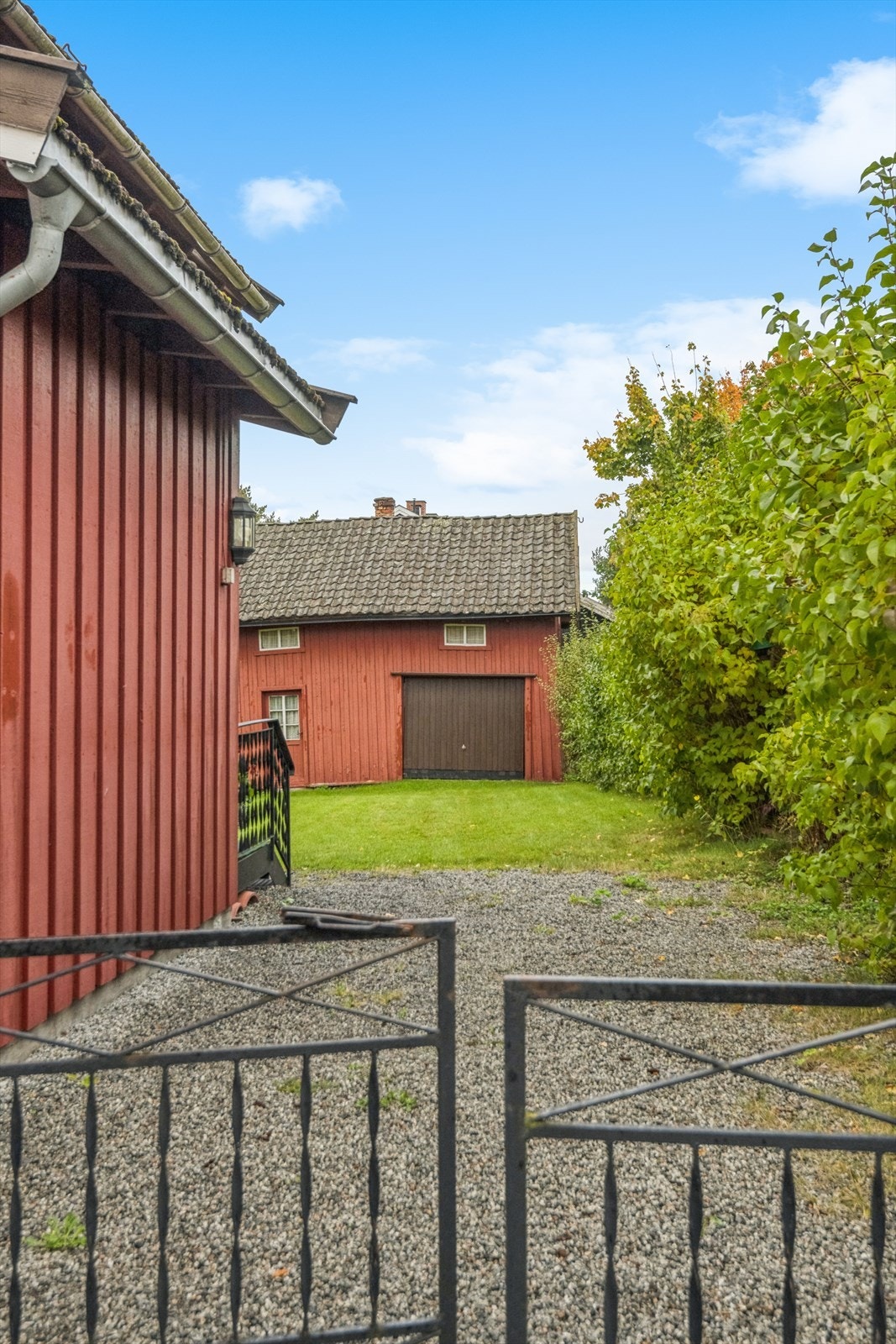 Garasjen på 34 m² gir rikelig med plass for bil og lagring. Galleribilde