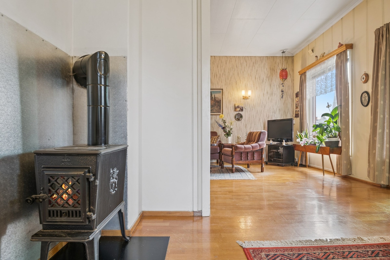 Vedovn som gir både varme og en hyggelig atmosfære. Denne er plassert i spisestuen. Galleribilde