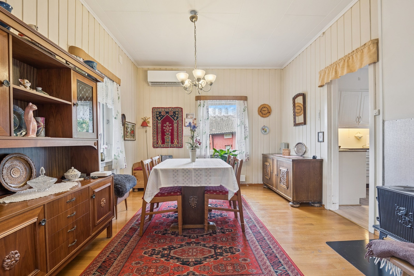 Rommet har panel på veggene og parkett på gulvet, som gir en klassisk atmosfære. Galleribilde