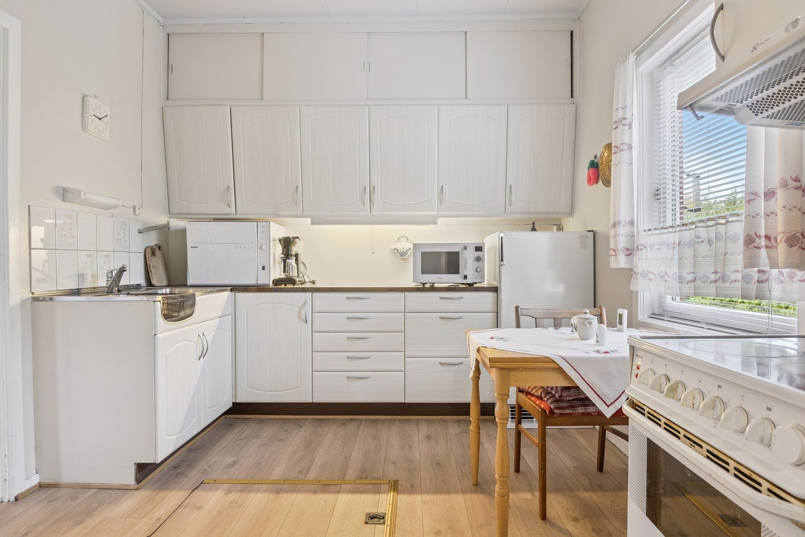 Kjøkkenet har en praktisk innredning med profilerte fronter og laminatbenkeplate. Galleribilde