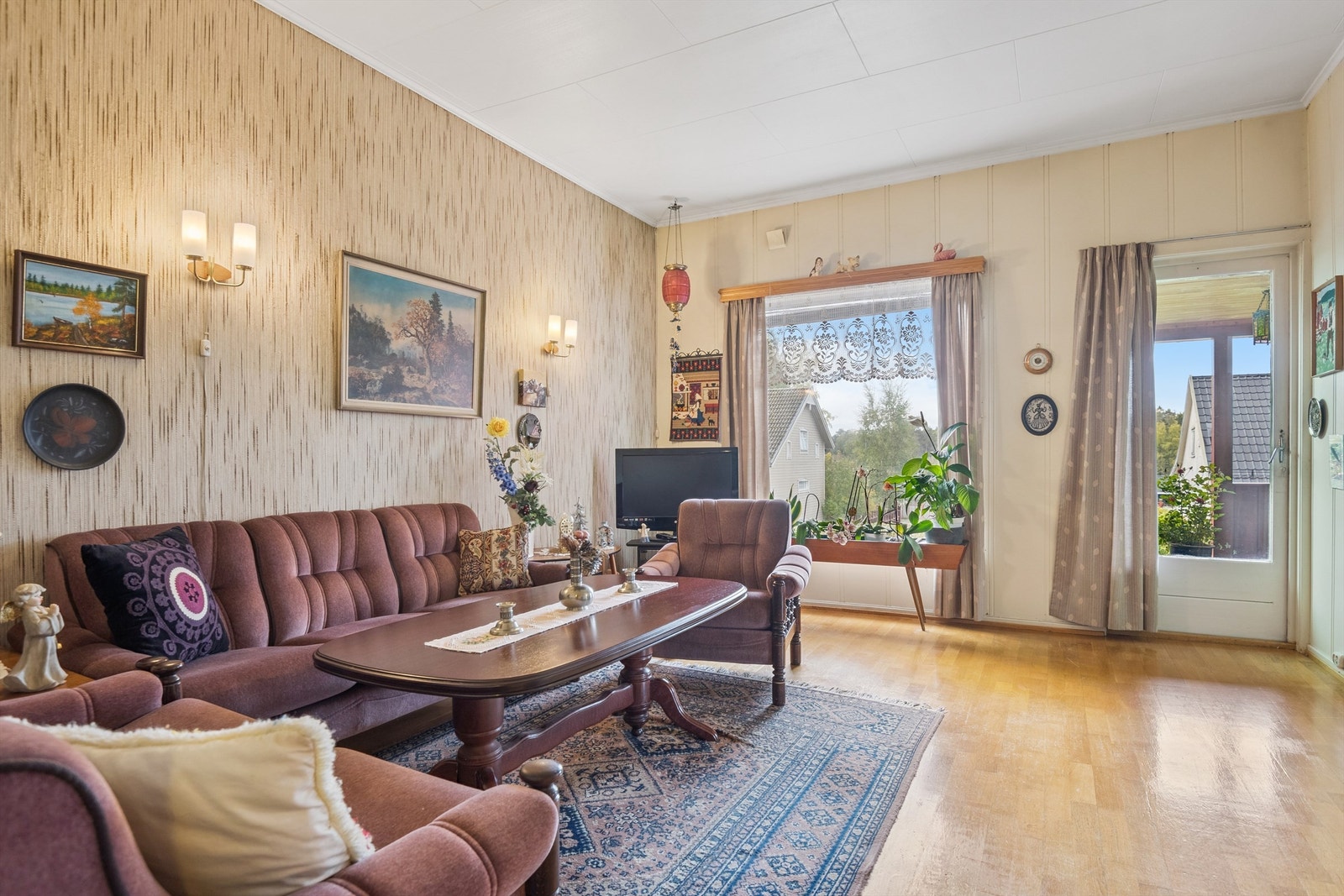 Stuen er et sentralt rom med utgang til en overbygget veranda. Galleribilde