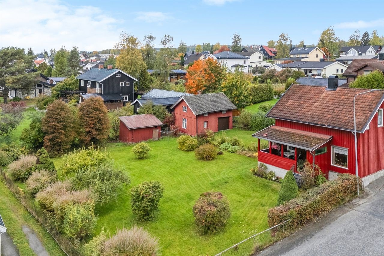 Eiendommen ligger i et rolig og etablert nabolag med hovedsakelig eneboliger. Galleribilde