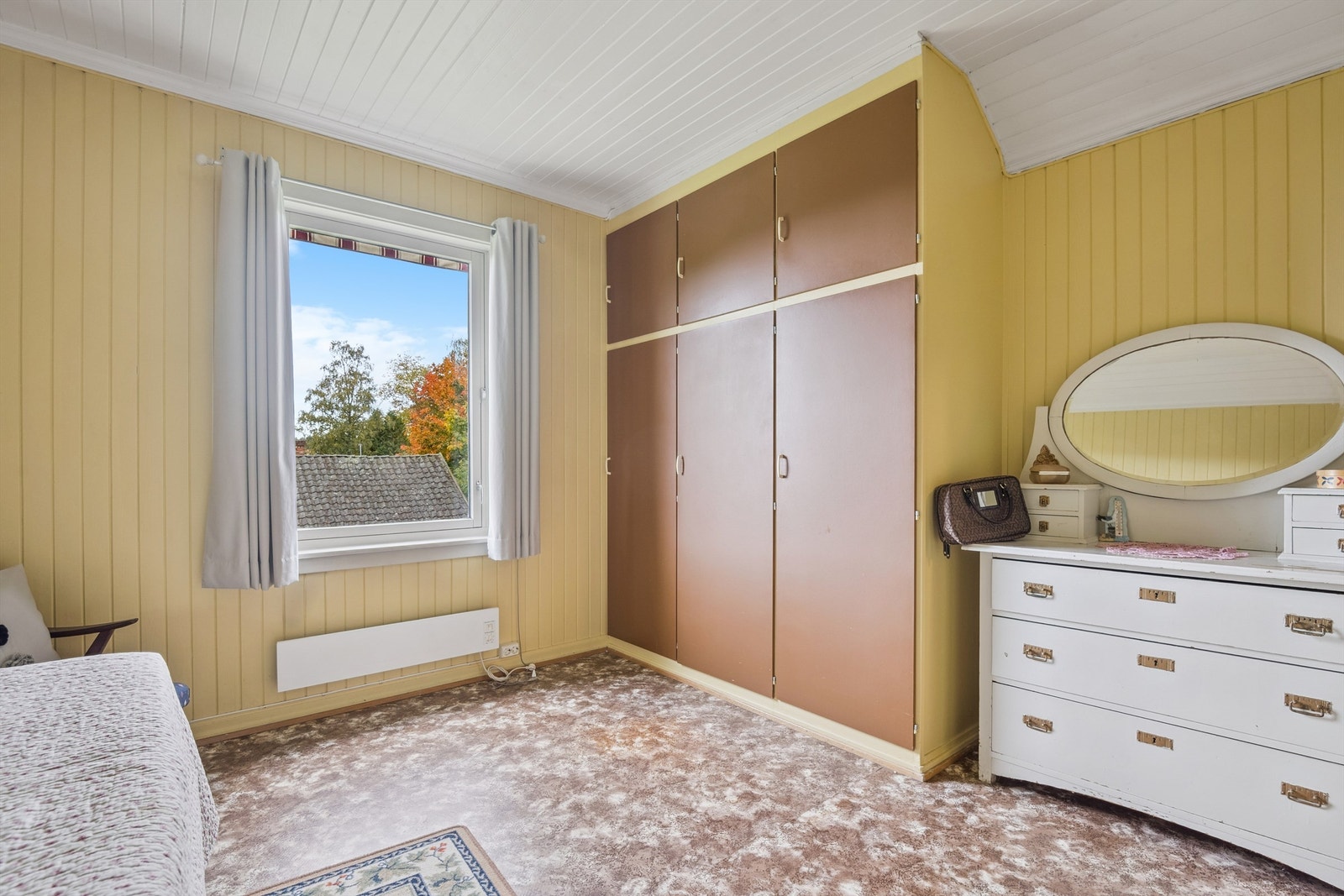 Rommet er utstyrt med garderobeløsning for god oppbevaring. Galleribilde