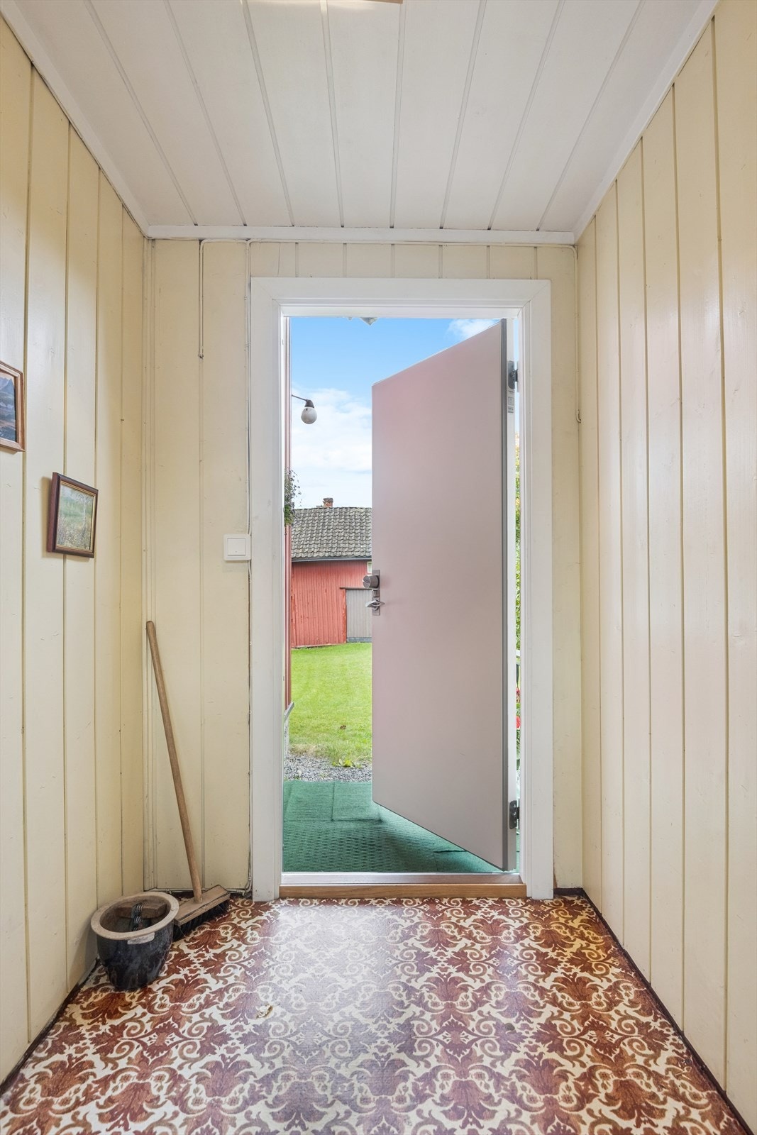 Velkommen inn i en lys entré med adkomst videre inn i boligen. Galleribilde