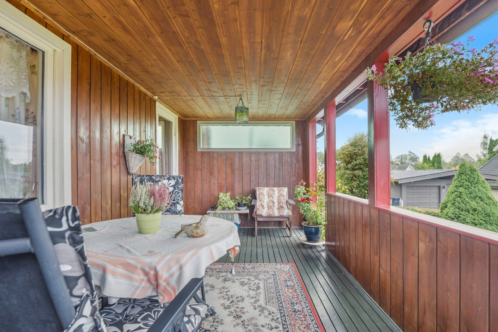 Den overbygde verandaen på 13 m² er et lunt og skjermet uterom. Galleribilde