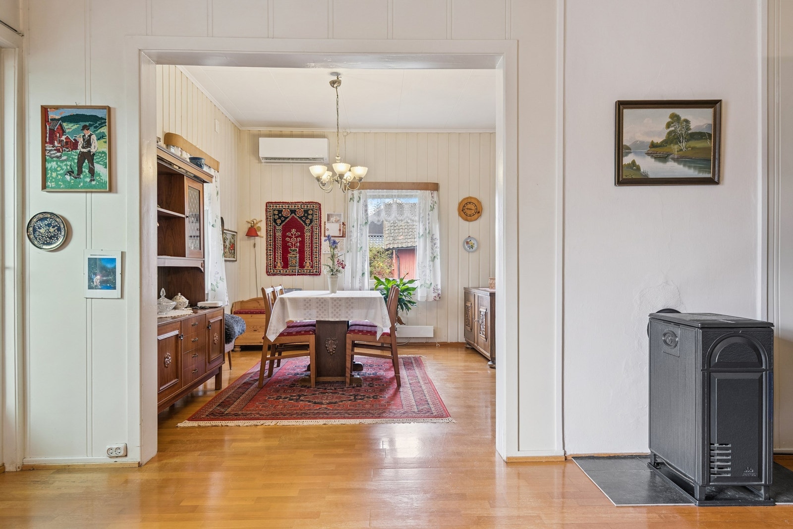 Fra stuen er det en åpen løsning inn mot spisestuen, noe som skaper en god romfølelse. Galleribilde