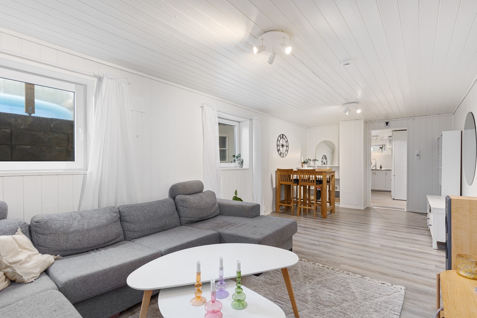 Lys og delikat stue i hybelen. Galleribilde