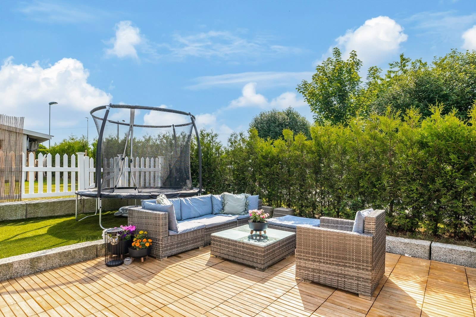 Her er det boltreplass i massevis til både store og små. Koselige utplasser for hver boligdel. Galleribilde