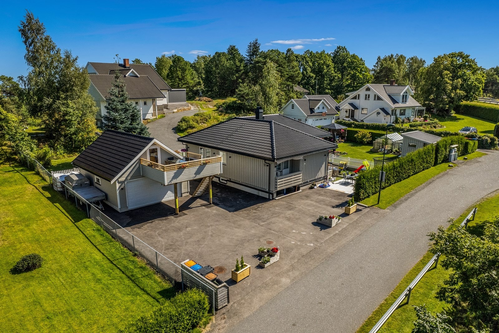 Området har nærhet til skoler, barnehager, offentlig kommunikasjon og gode servicetilbud. Stavern er kjent for sine solrike sommerdager, noe som gir mulighet for å nyte de mange badeplassene i området. Galleribilde
