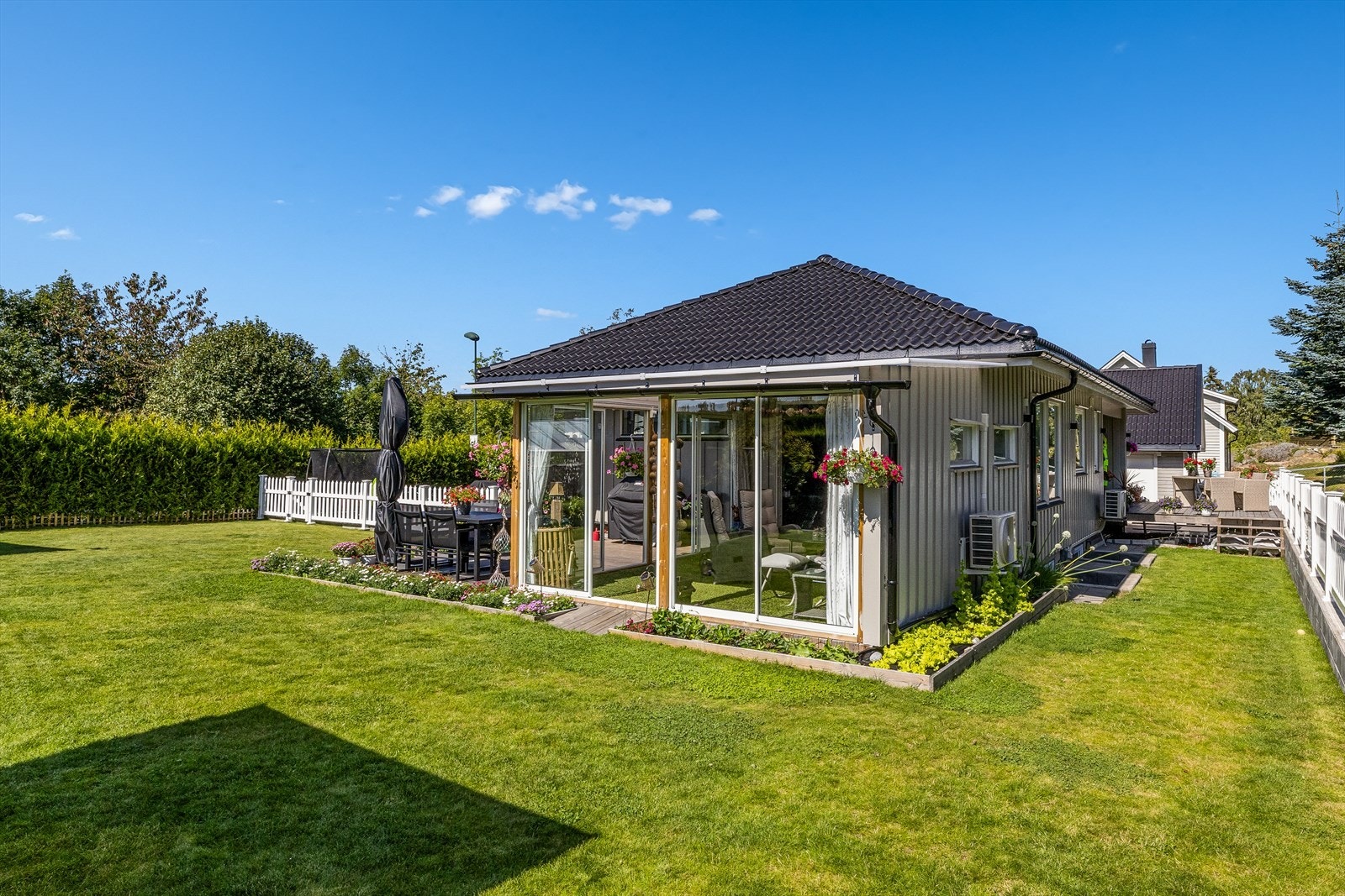 Nøye planlagt og pent opparbeidet hageanlegg med god boltreplass for store og små. Galleribilde