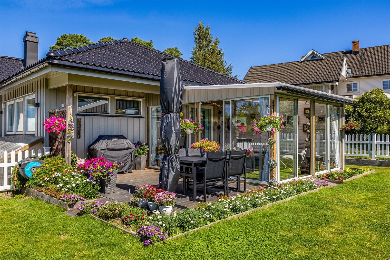 Med solen som skinner ned på uteplassen, vil du kunne nyte varme solstråler og en atmosfære av velvære. Galleribilde