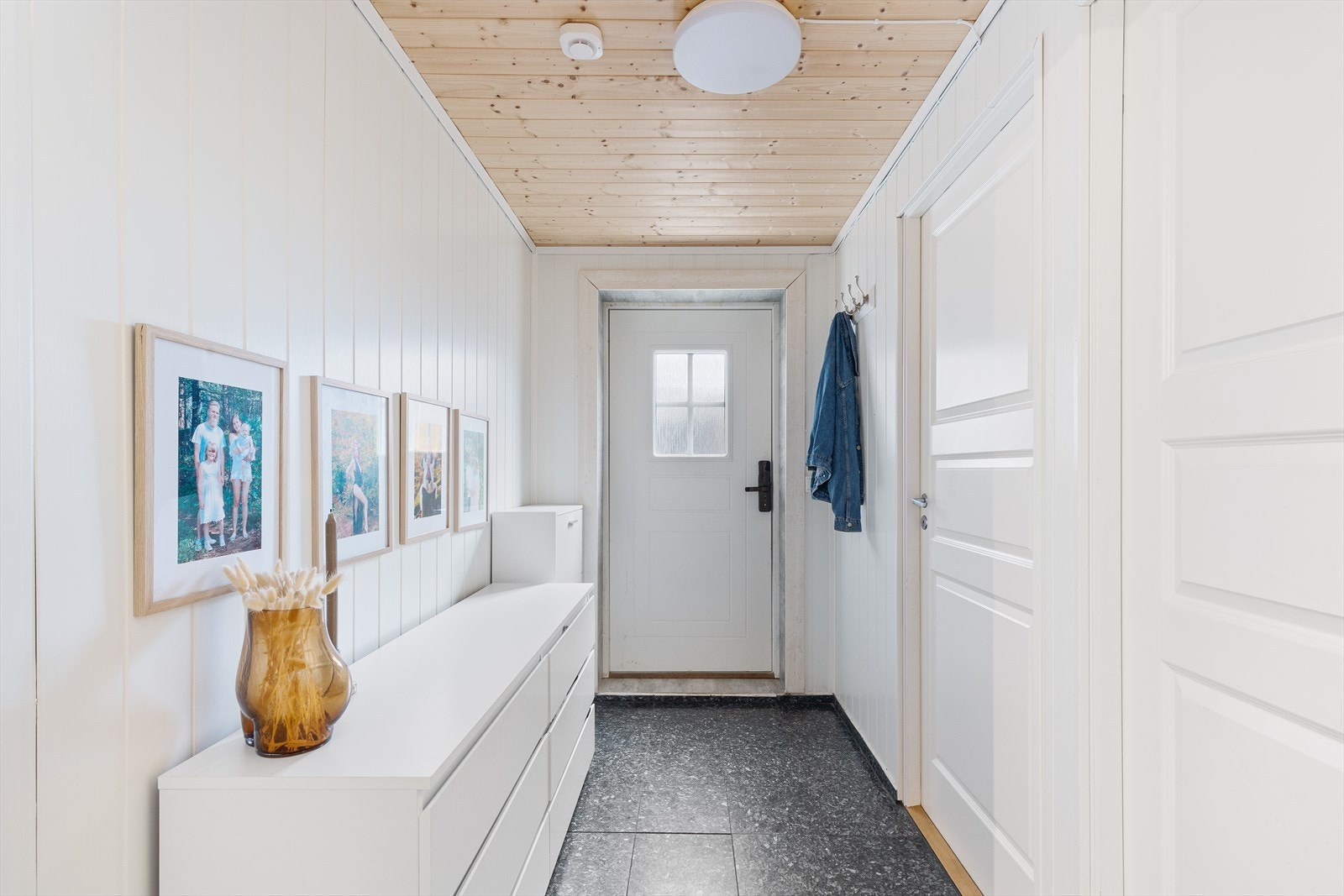 Lyst og pen entrè i hybelen. Galleribilde