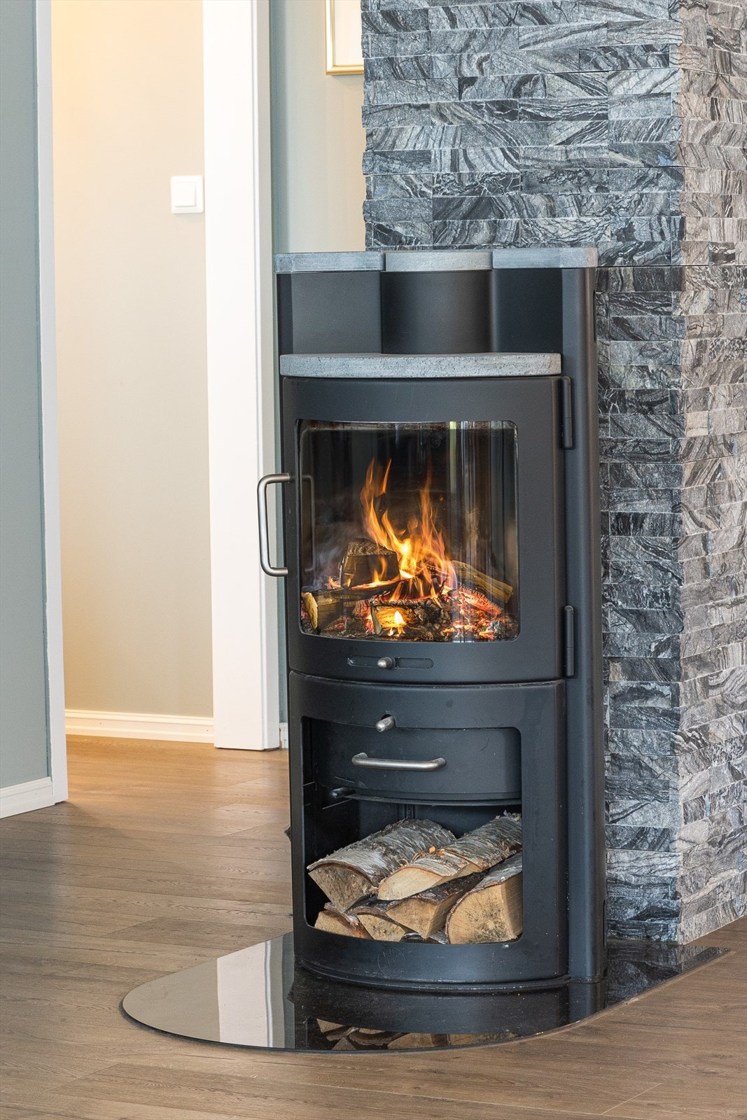 Fin peisovn sentralt plassert i stuen. Galleribilde