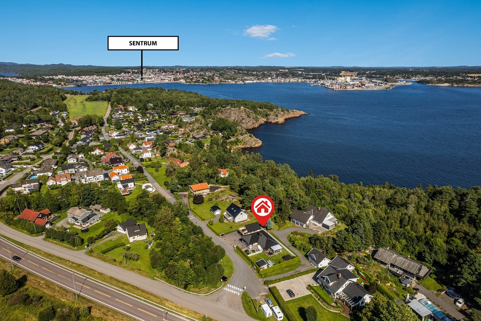 En nydelig eiendom, perfekt for dem som søker lett tilgang til flotte tur- og rekreasjonsområder samtidig som nærhet til sentrumsfunksjoner spiller en vesentlig rolle. Galleribilde