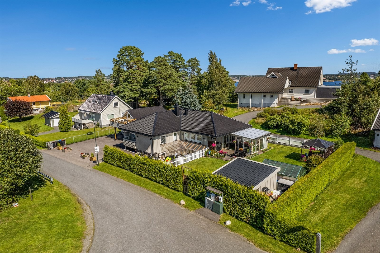 Møllebakken 55 har en fin og barnevennlig beliggenhet i et etablert boligområde. Galleribilde