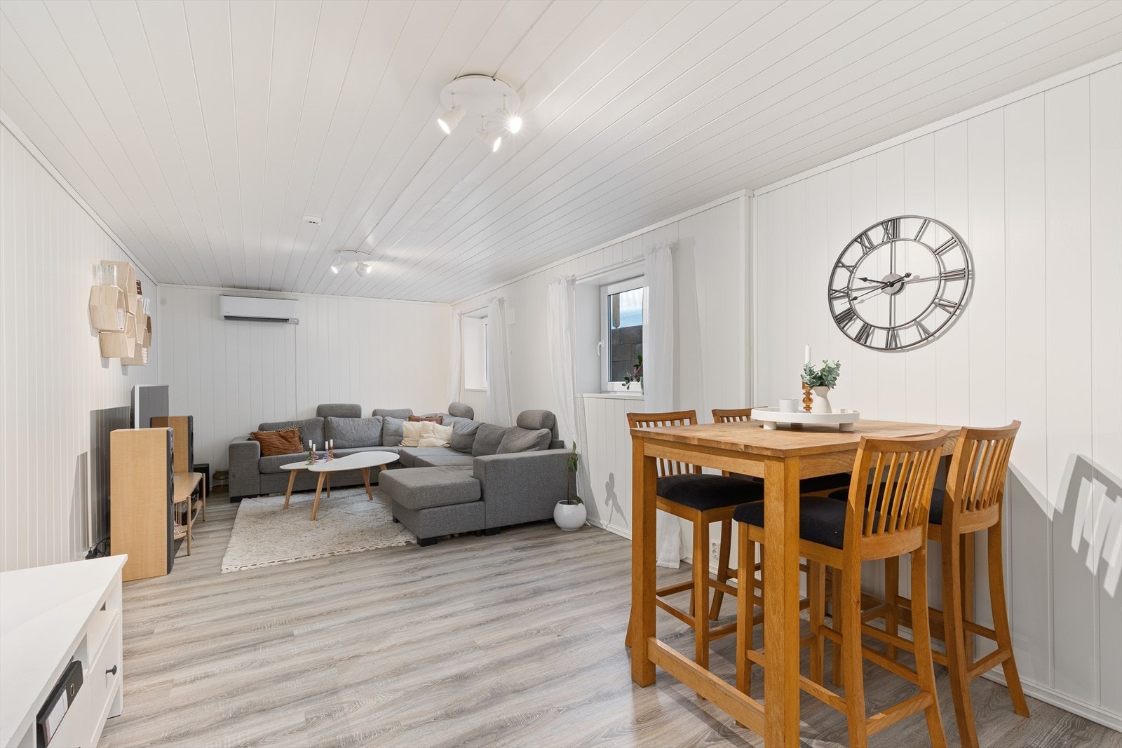 Den mest naturlige plasseringen av hybelens spisestue er det plass til langbord hvor man kan samles til hyggelig samvær. Galleribilde