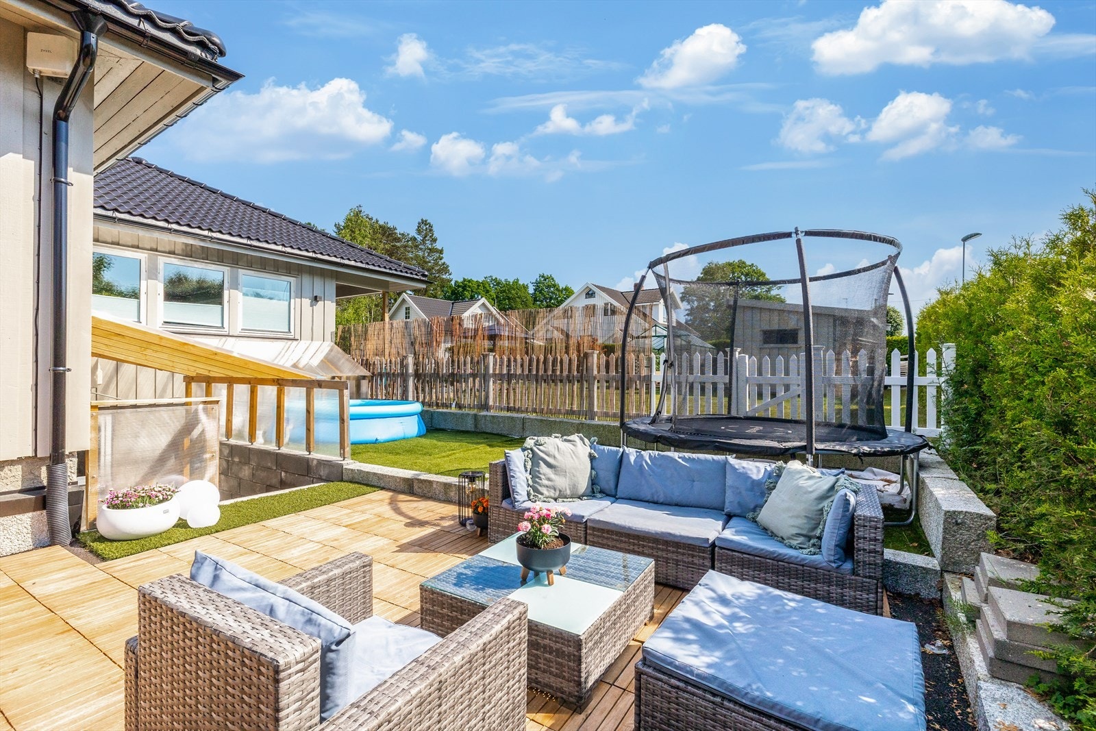 Fin og solrik uteplass til hybelen. Galleribilde