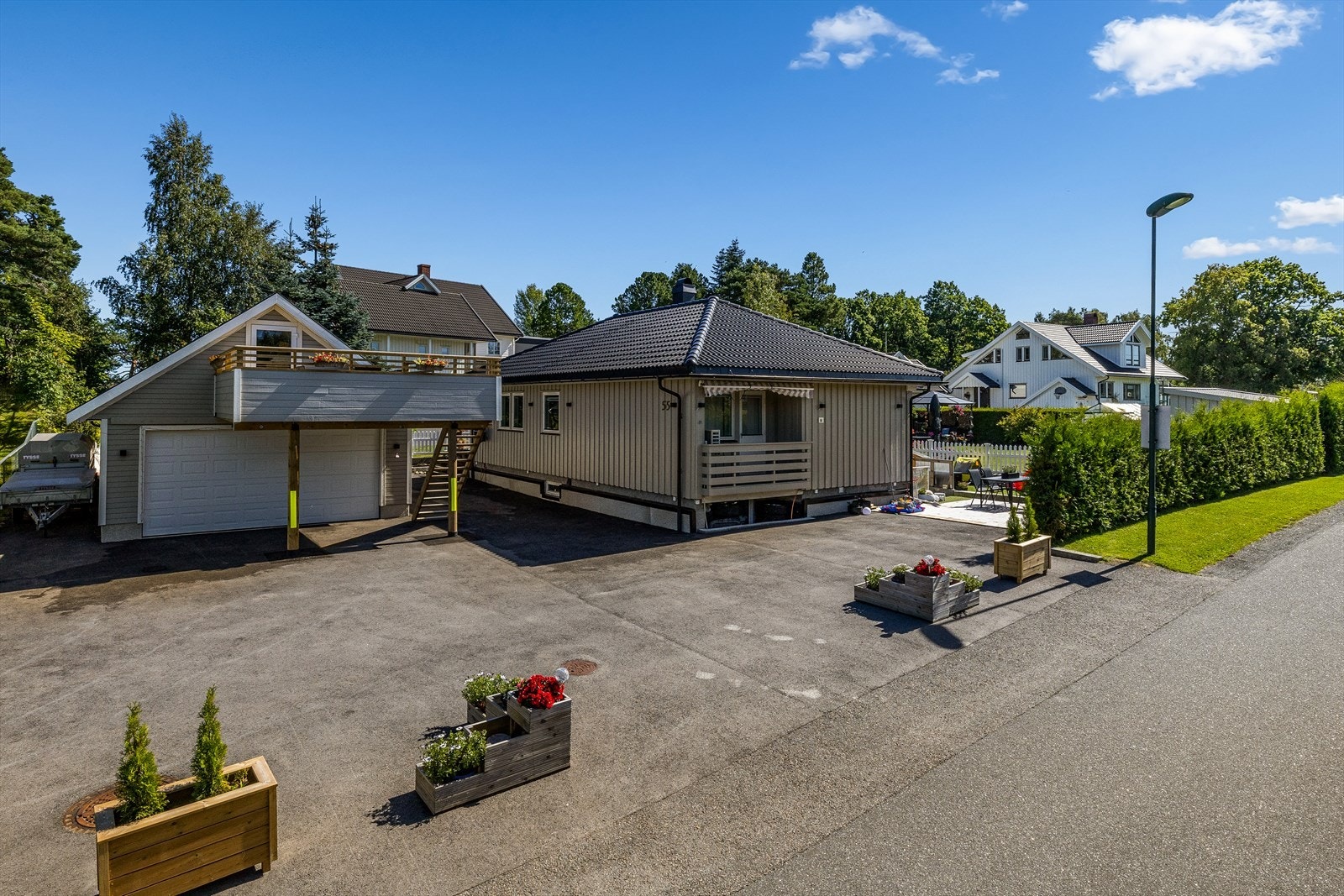 Det er godt med parkerings muligheter på eiendommen. Galleribilde