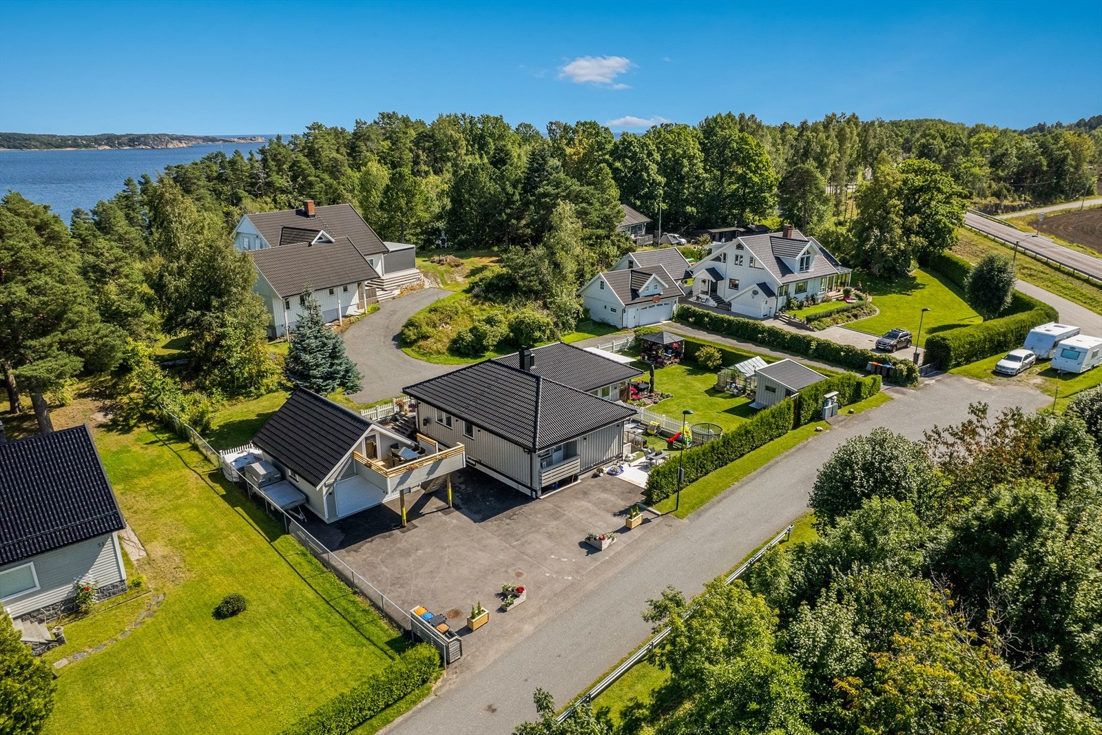 Flott eiendom, perfekt for dem som søker lett tilgang til flotte tur- og rekreasjonsområder samtidig som nærhet til sentrumsfunksjoner spiller en vesentlig rolle. Galleribilde