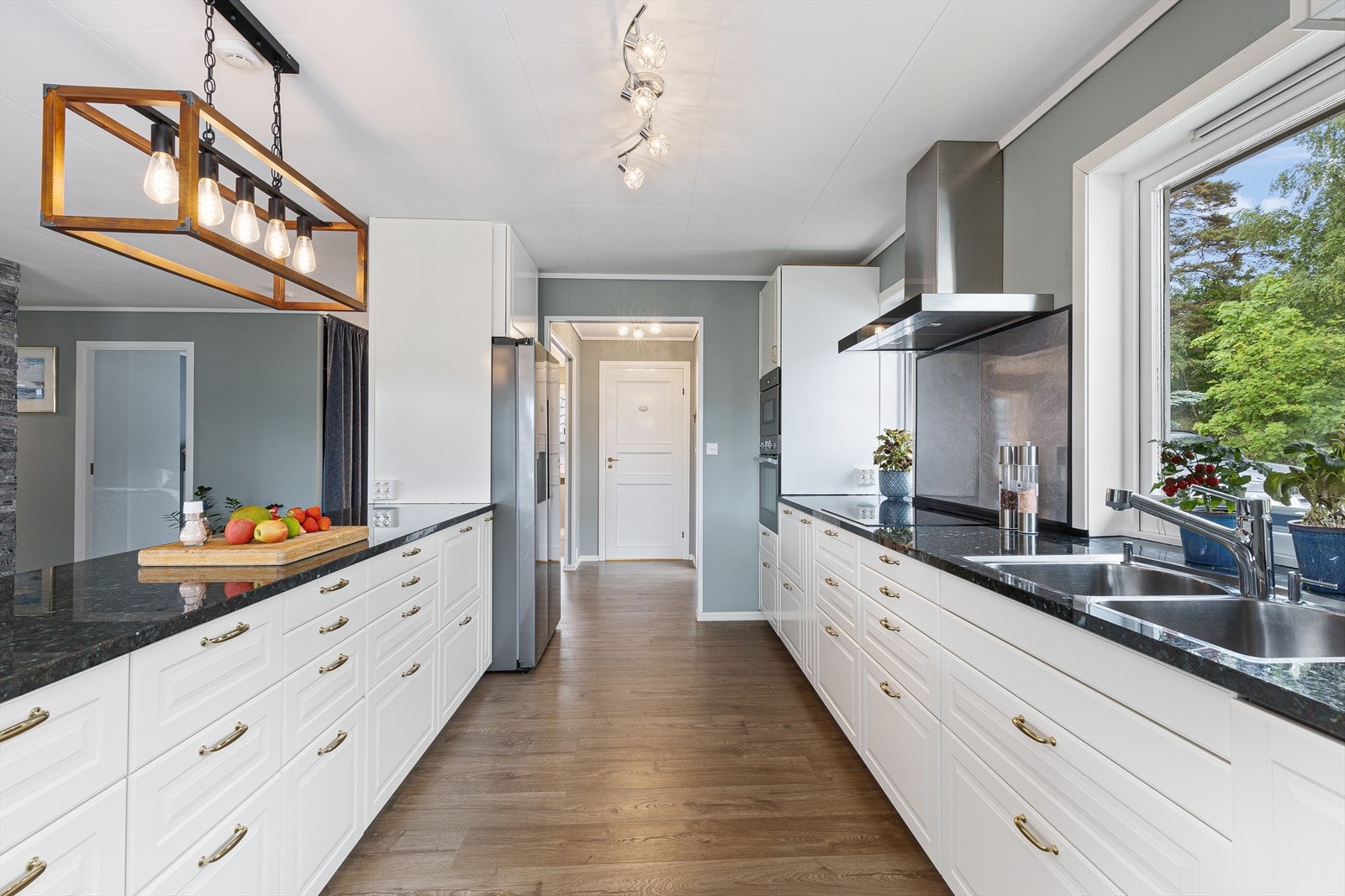 Det er integrerte hvitevarer som oppvaskmaskin, induksjonstopp, micro, stekeovn. Galleribilde