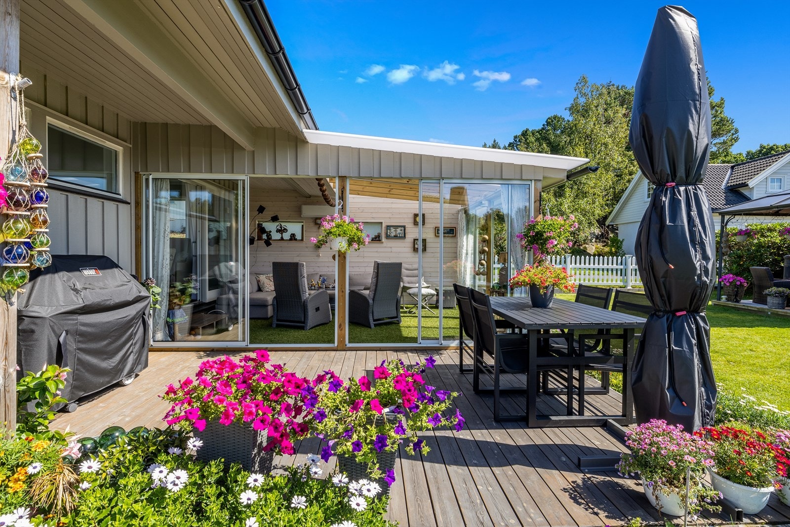 Stor terrasse med fin vending mot tre himmelretninger. Galleribilde
