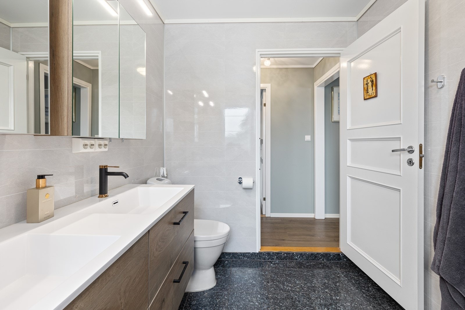 Baderom med larvikitt fliser på gulv med gulvvarme og baderomsplater på vegger. Galleribilde