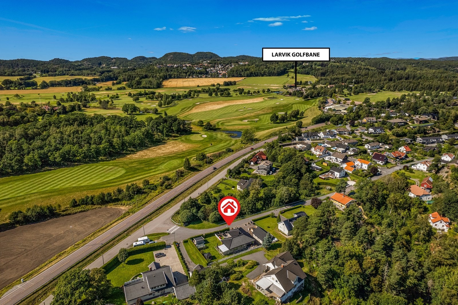 Attraktivt beliggende på Rødberg med kort vei til både Larvik og Staverns mange attraktive fasiliteter, og gangavstand til stranden på Rødberg. Galleribilde