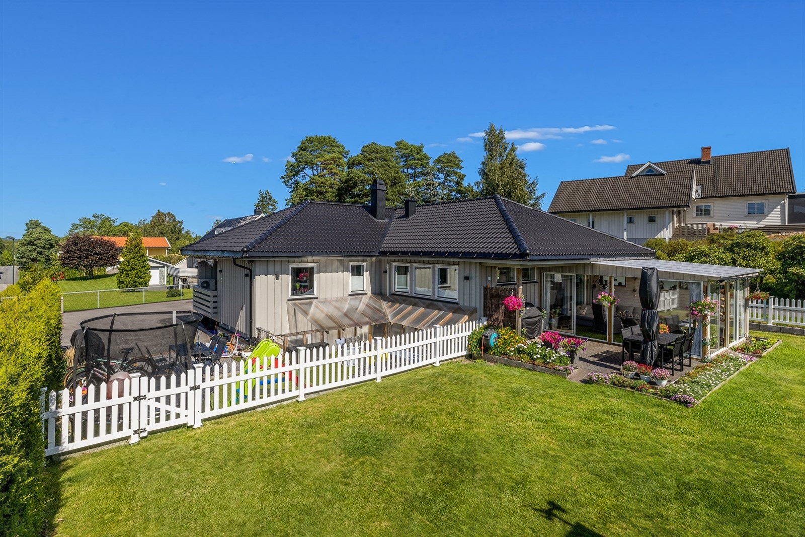De gode solforholdene på eiendommen gjenspeiler seg i eiendommens terrasseløsninger og utemiljø. Galleribilde