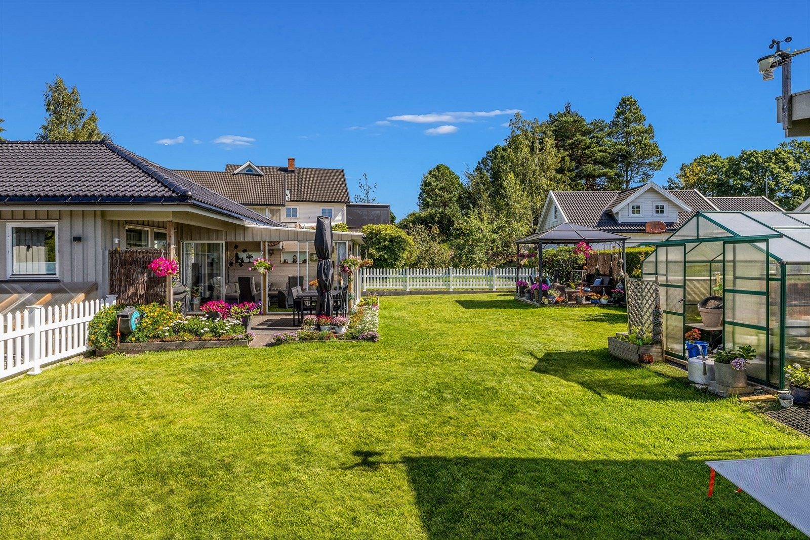 Eiendommen kan skilte med stor, solrik og frodig hage. Galleribilde