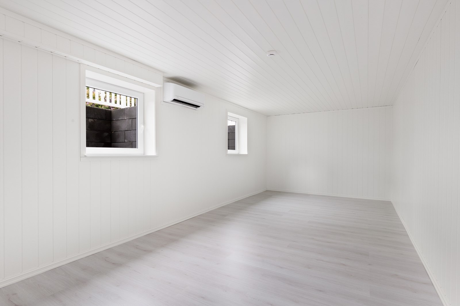 Underetasjen er nylig oppgradert. Her kan man enten ha soverom , TV-stue eller begge deler. Galleribilde