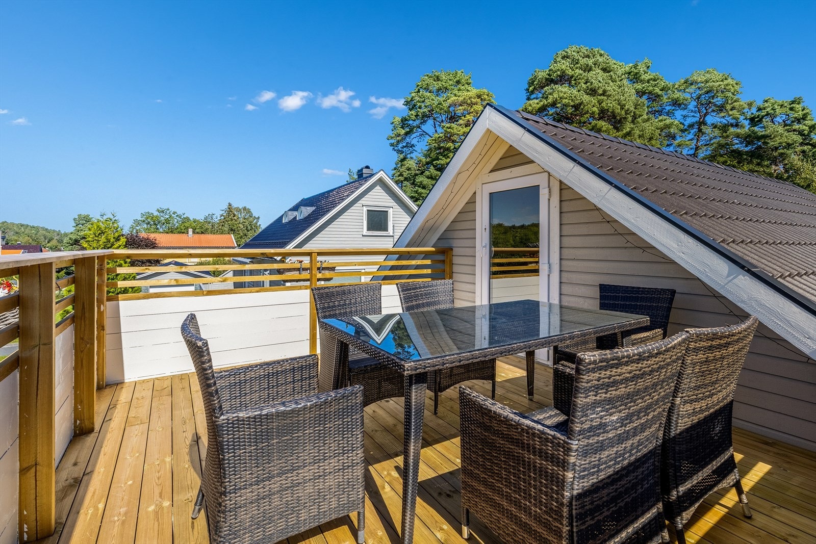 Fin og solrik terrasse. Galleribilde