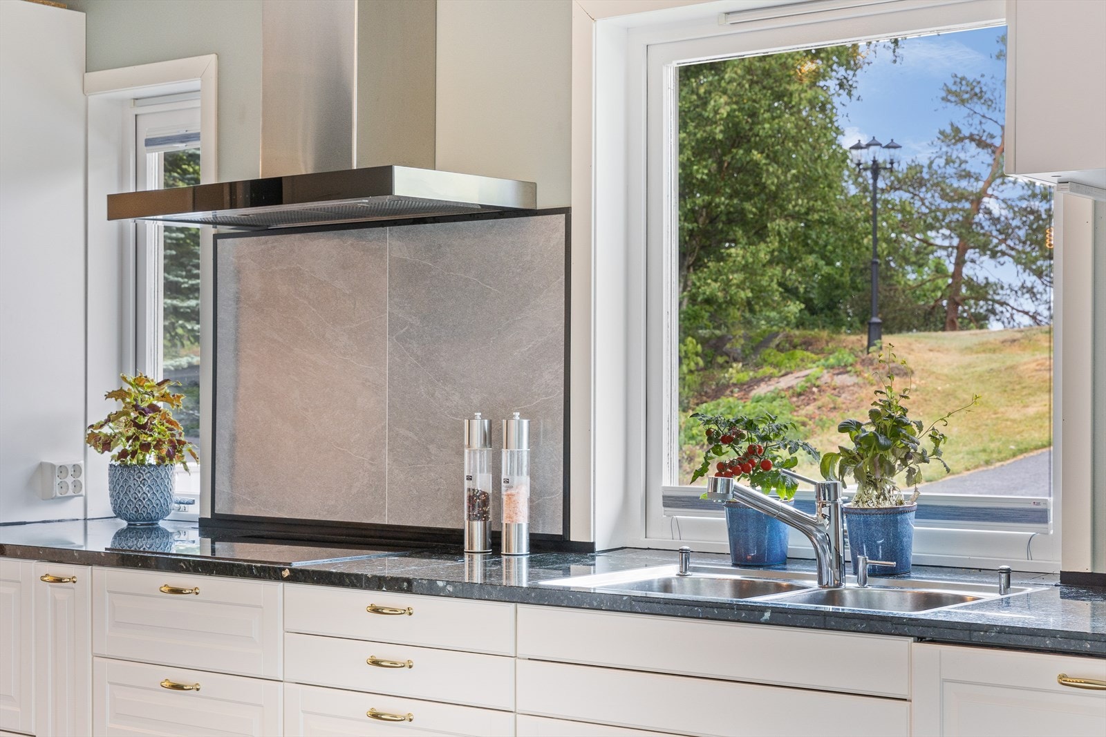 Det er kjøkkenventilator med avtrekk ut. Galleribilde