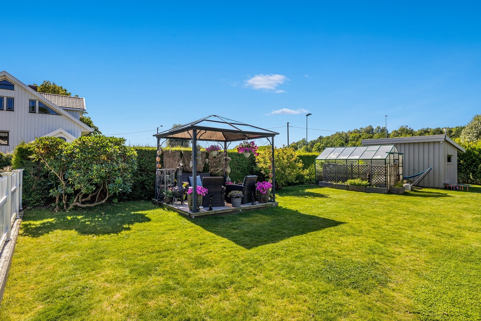 Husets plassering gir en åpen og romslig hage som innbyr til alt fra lek og moro for barn til familie-/venneselskap for store og små Galleribilde