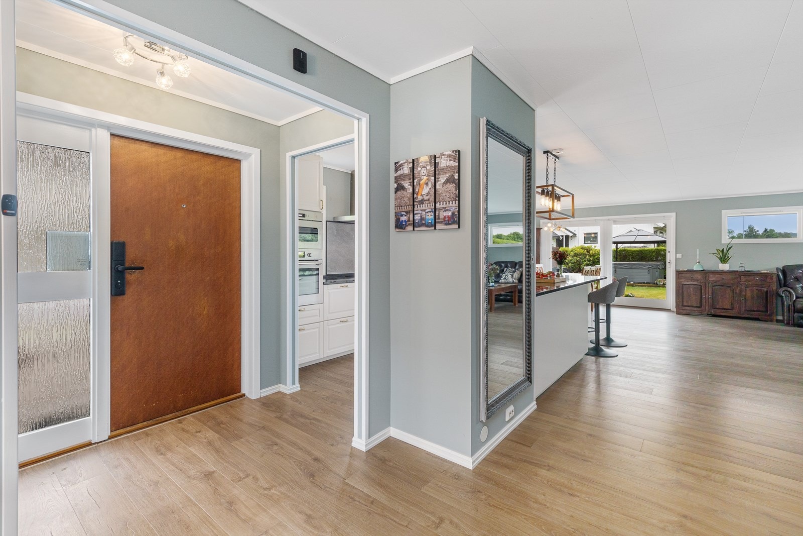 Boligen preges av moderne åpne løsninger. Galleribilde