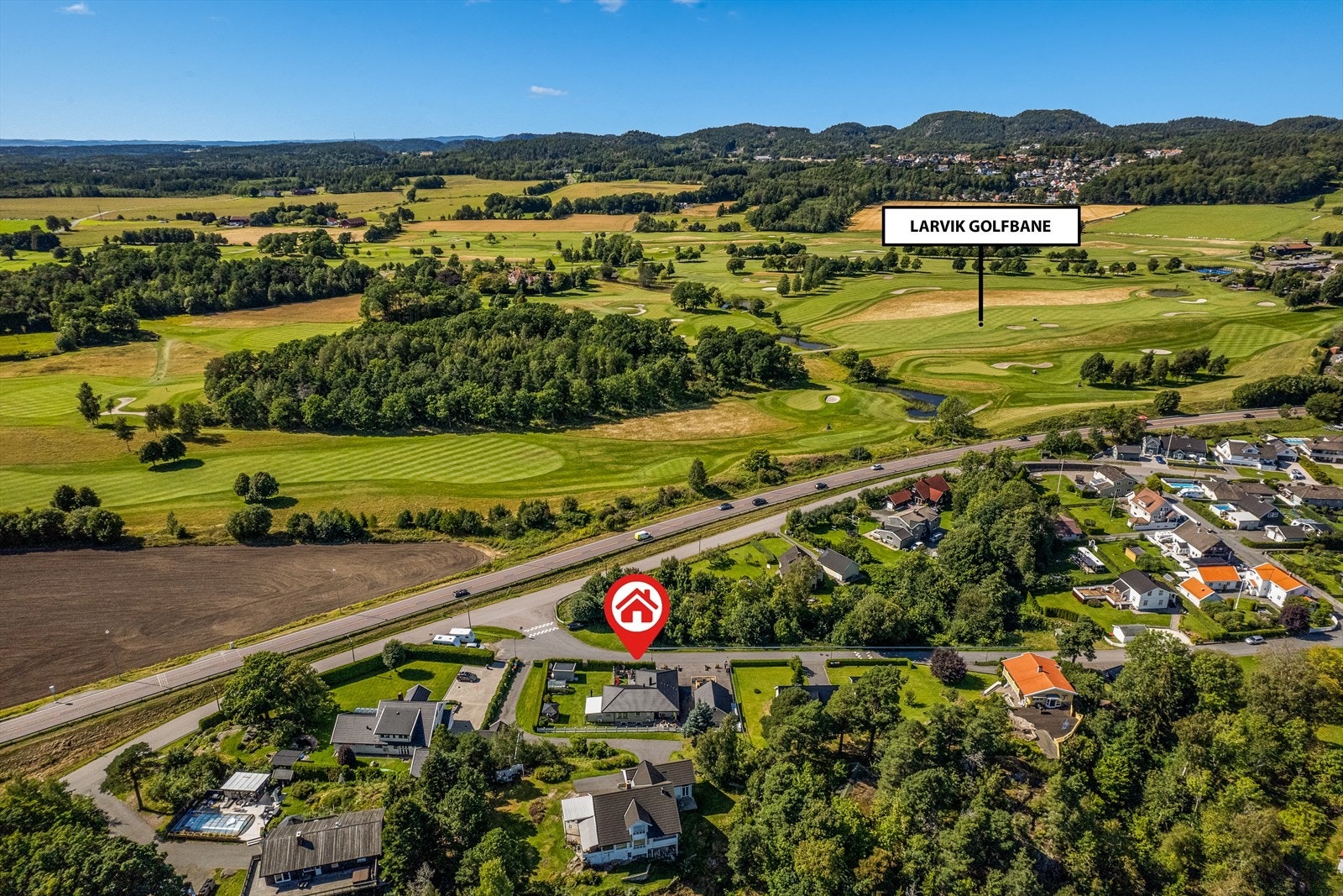 En av Norges beste golfbaner har beliggenhet på Fritzøe gård. Banen holder internasjonal standard, og er en av banene med lengst spillesesong i landet. Her arrangeres også Stavernfestivalen som hvert år byr på verdenskjente artister. Galleribilde