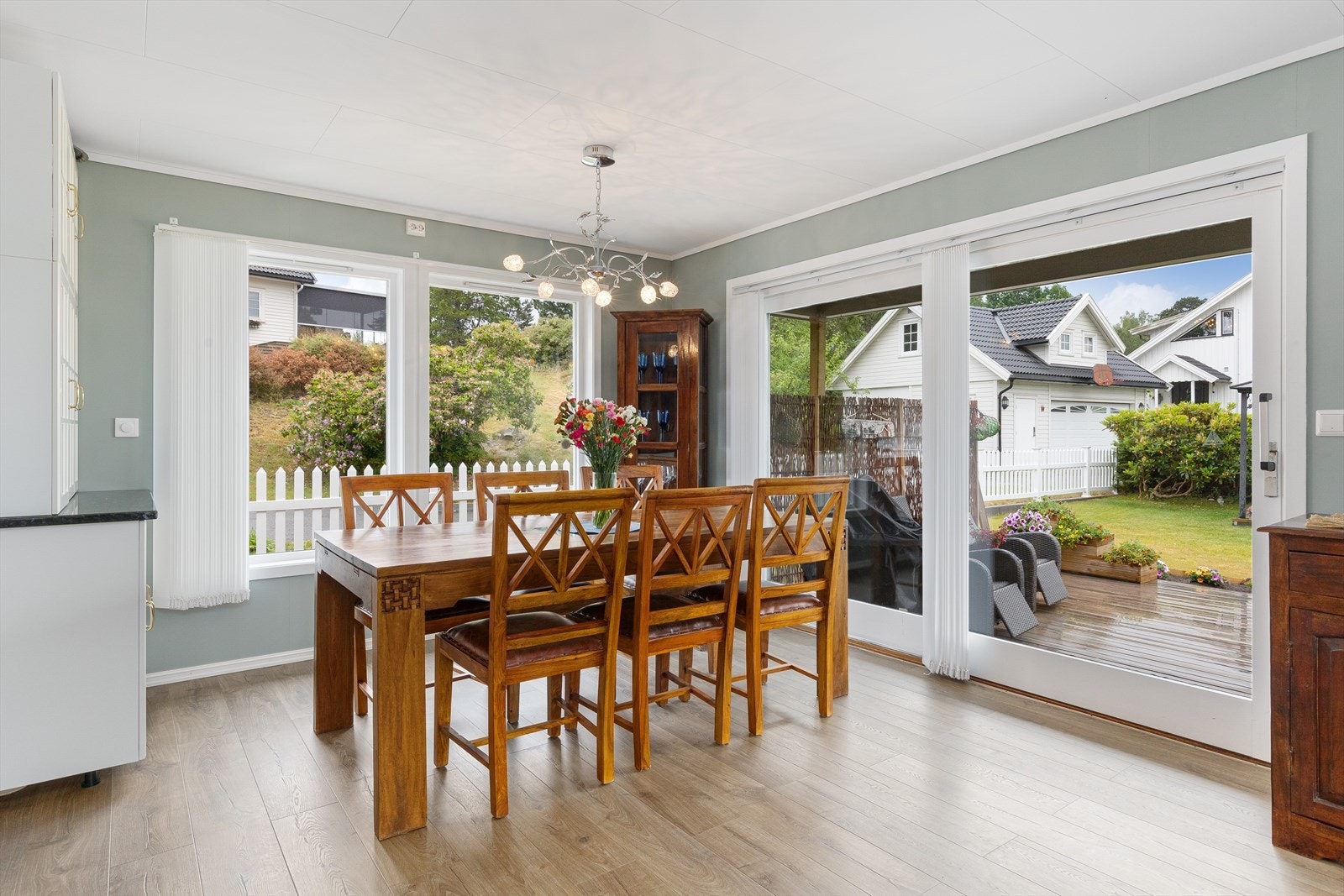 Store vindusflater og terrassedør gir rikelig med lys til rommet. Galleribilde