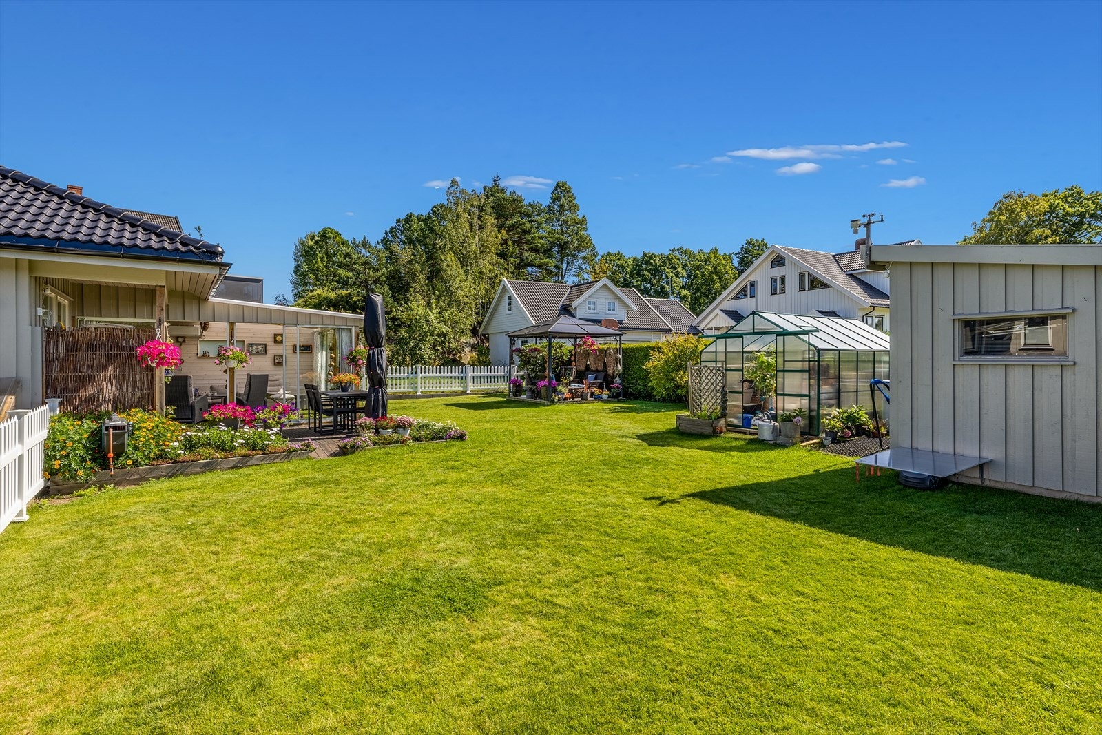 Dette er virkelig en plass man kan sitte å nyte både blomster, stemning og sol. Galleribilde