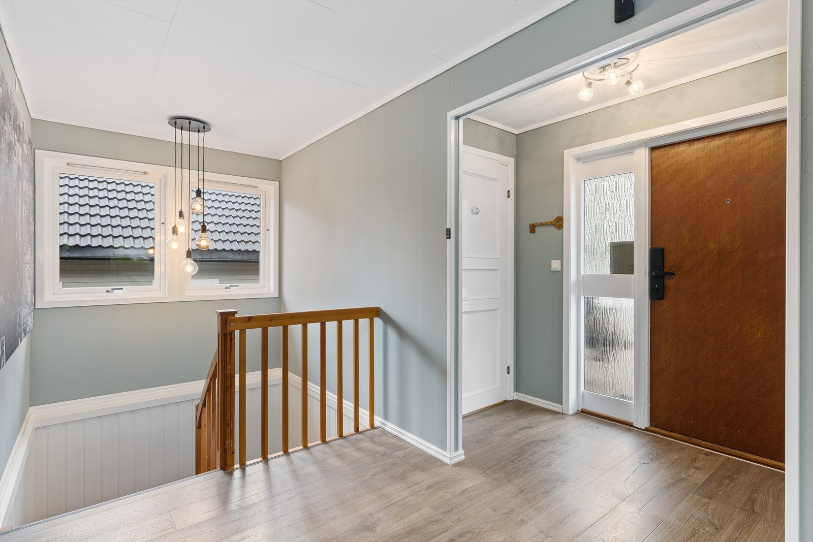 Entrè med dør inn til gjestetoalett. Galleribilde