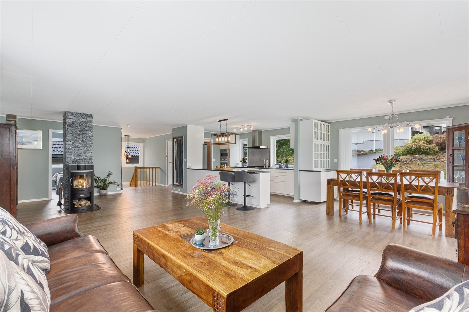 Eneboligen fremstår velholdt og moderne med en flott planløsning og delikate og tidløse farge og materialvalg Galleribilde