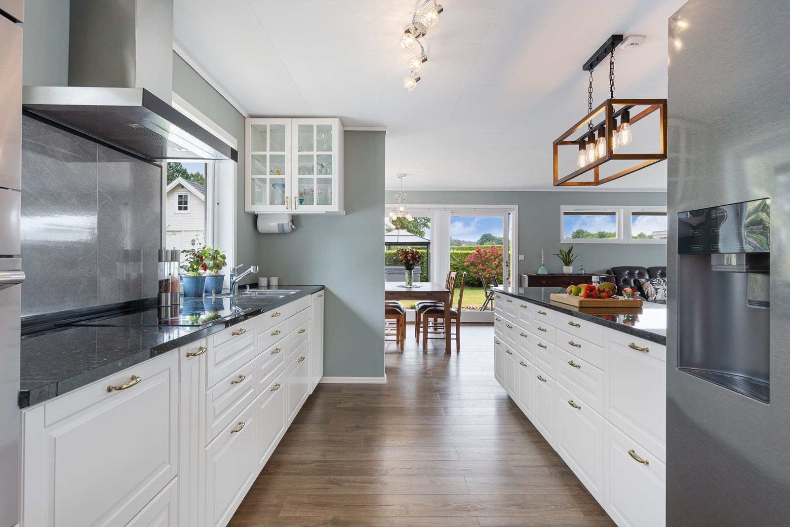 Kjøkkenet har innredning med profilerte fronter. Galleribilde