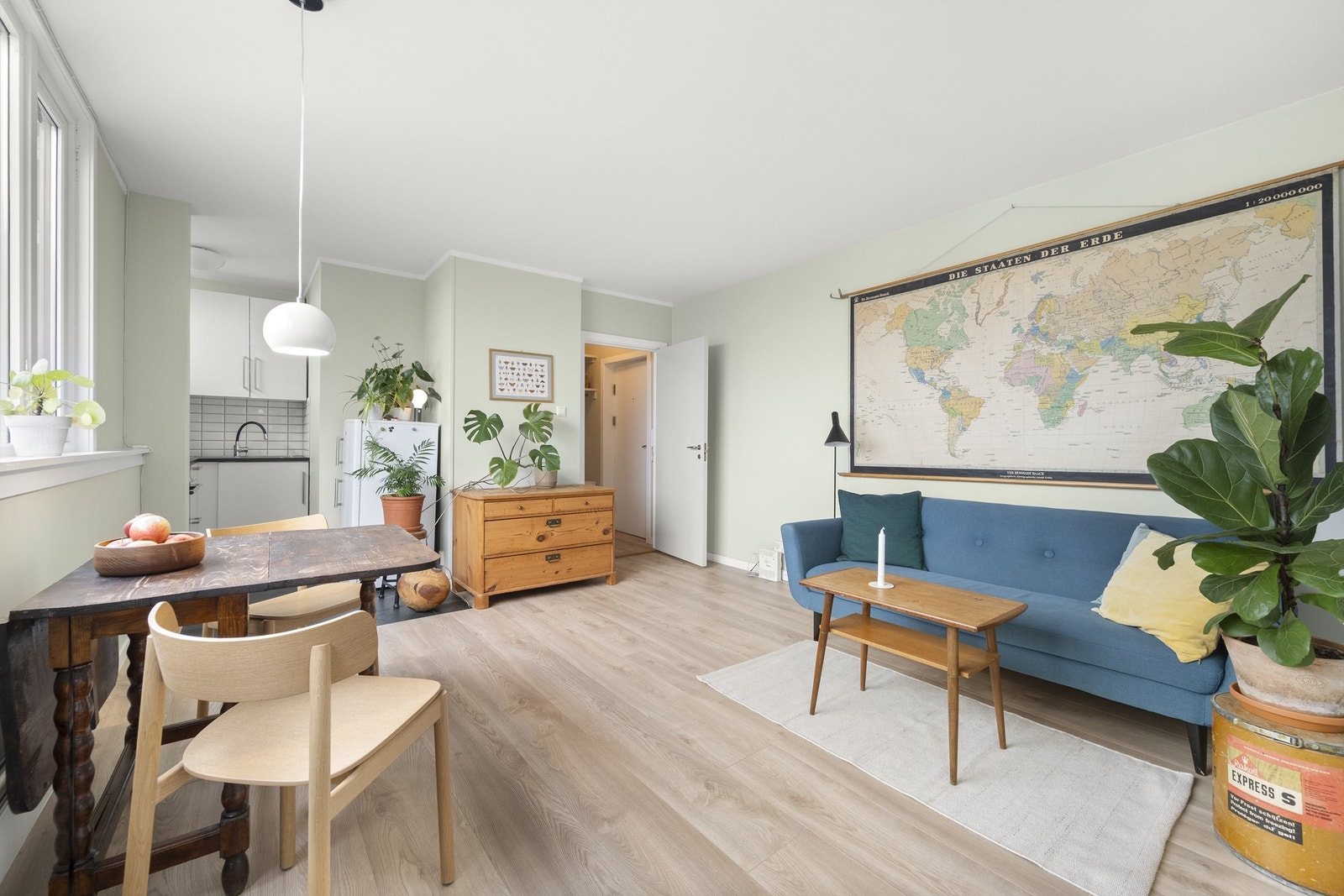 Stuen er romslig og kan enkelt innredes med sofa, tilhørende salongbord, tv-seksjon og spisebord. Galleribilde
