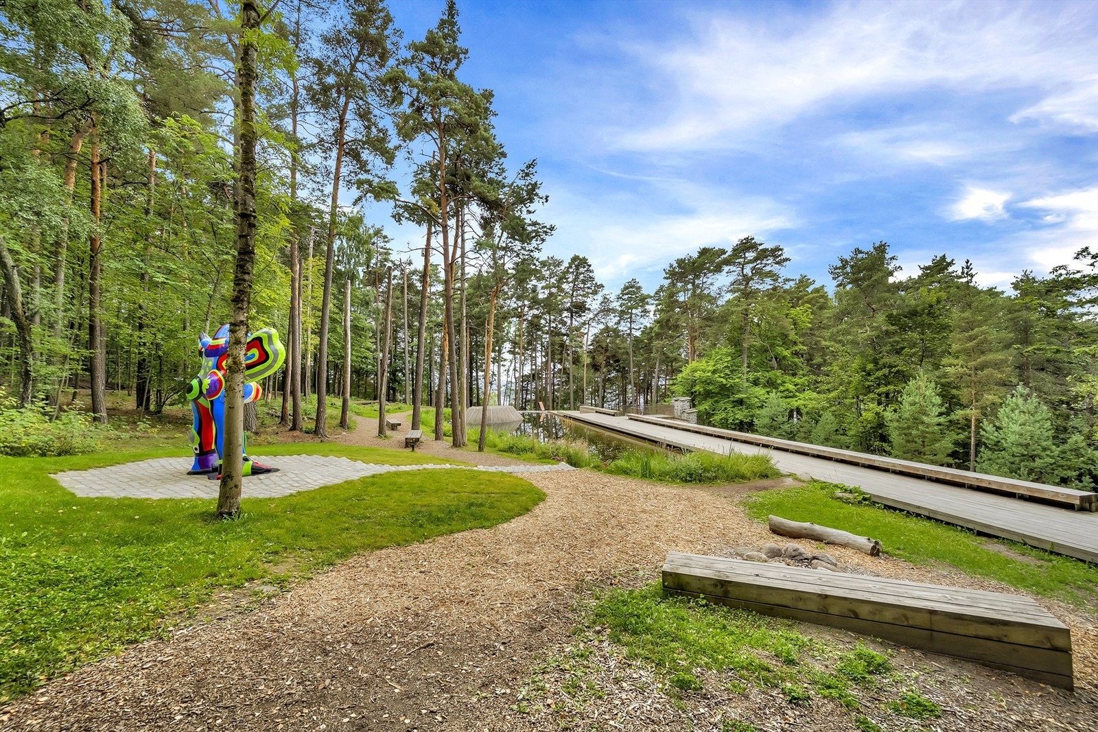 Ekebergparken ligger innenfor gangavstand fra leiligheten og er et populært turalternativ med bl.a. den anerkjente skulpturparken, dyregård, rideskole og minigolf. Galleribilde