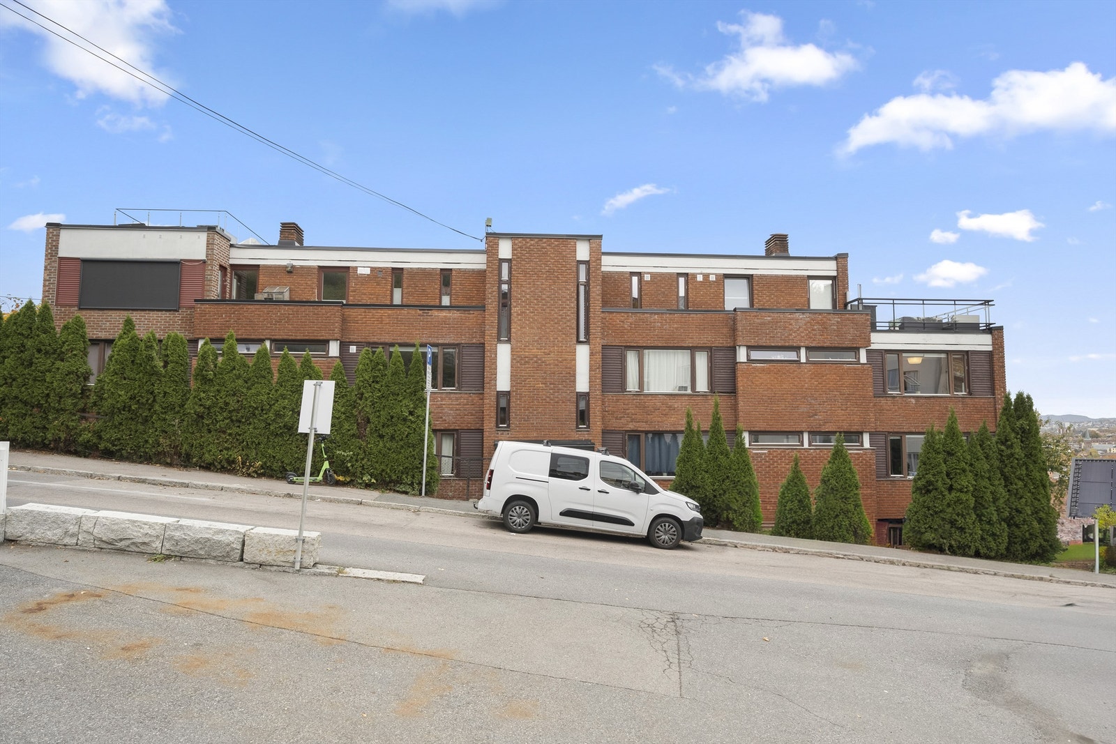 Flott leilighet beliggende i Ekebergskrenten med fantastisk utsikt over Oslo by. Galleribilde