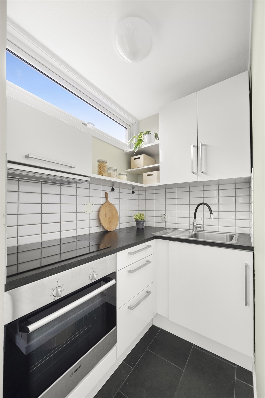 Integrert induksjonstopp og stekeovn. Kullfilterventilator over kokeplass. Galleribilde