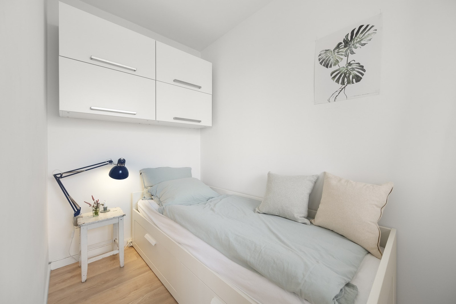 I stuen er det også laget en praktisk alkove med plass til seng. Alkoven har smarte oppbevaringsløsninger. Galleribilde