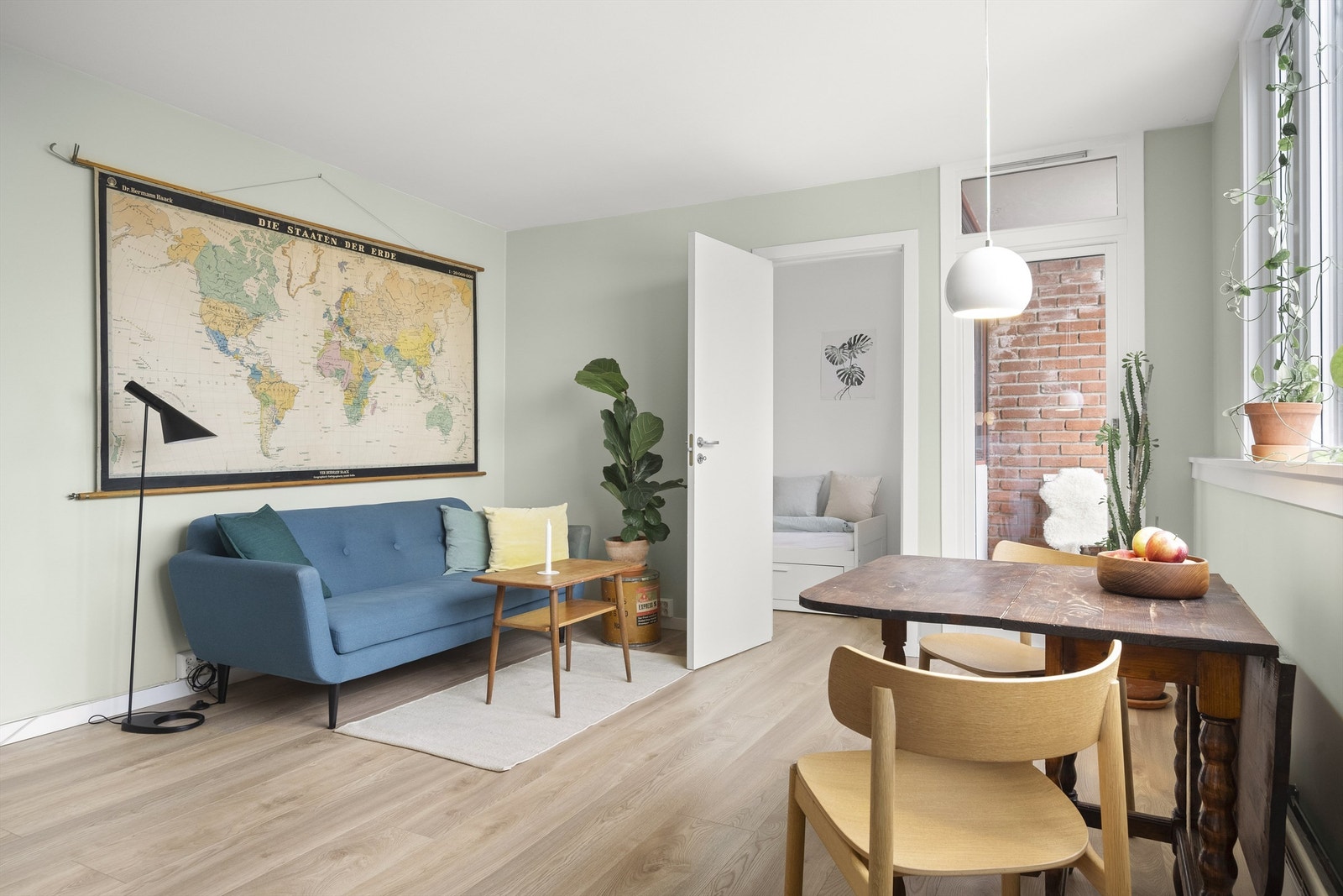 Fra stuen er det utgang til boligens herlige balkong. Galleribilde